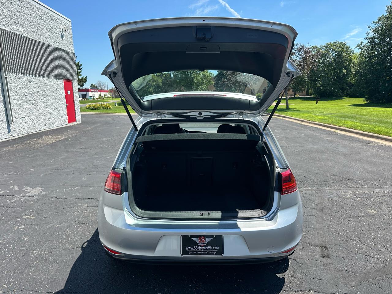 Volkswagen e-Golf SE 2016