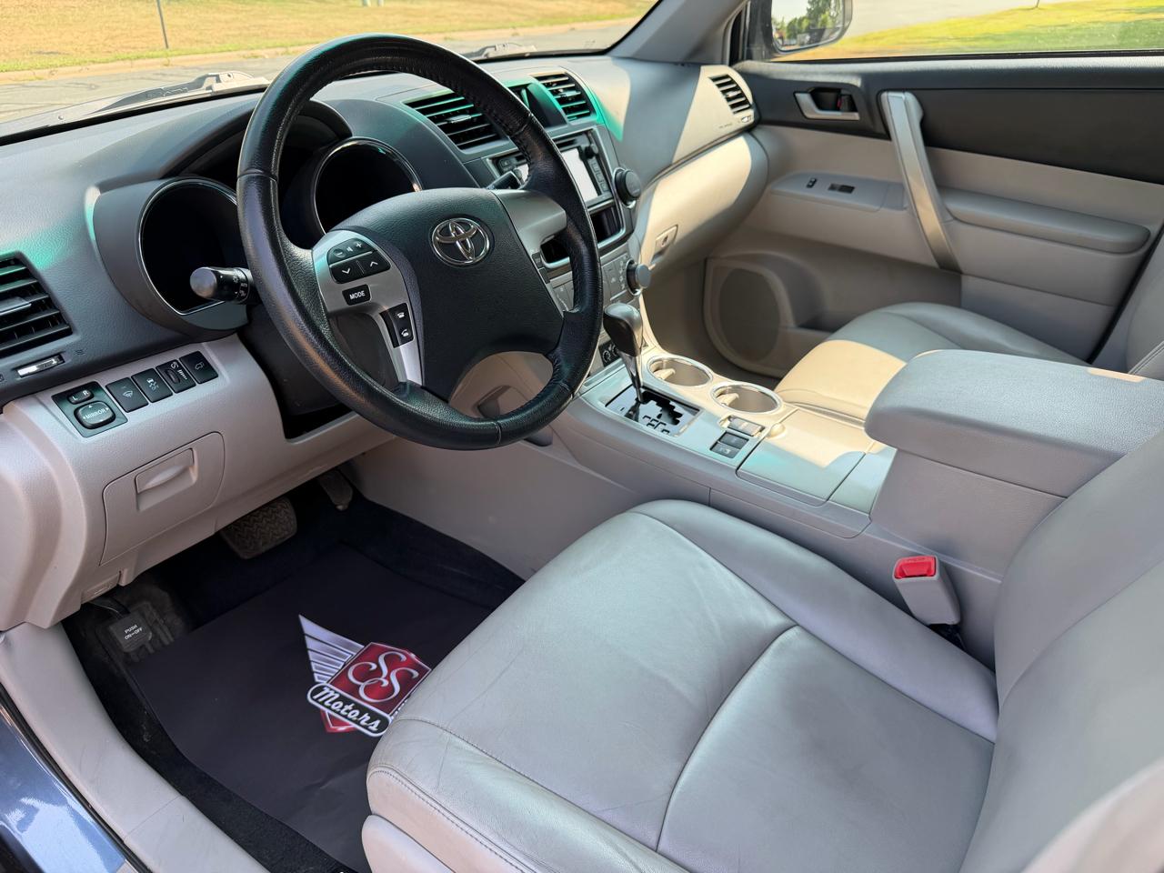 Toyota Highlander Base 4WD 2013