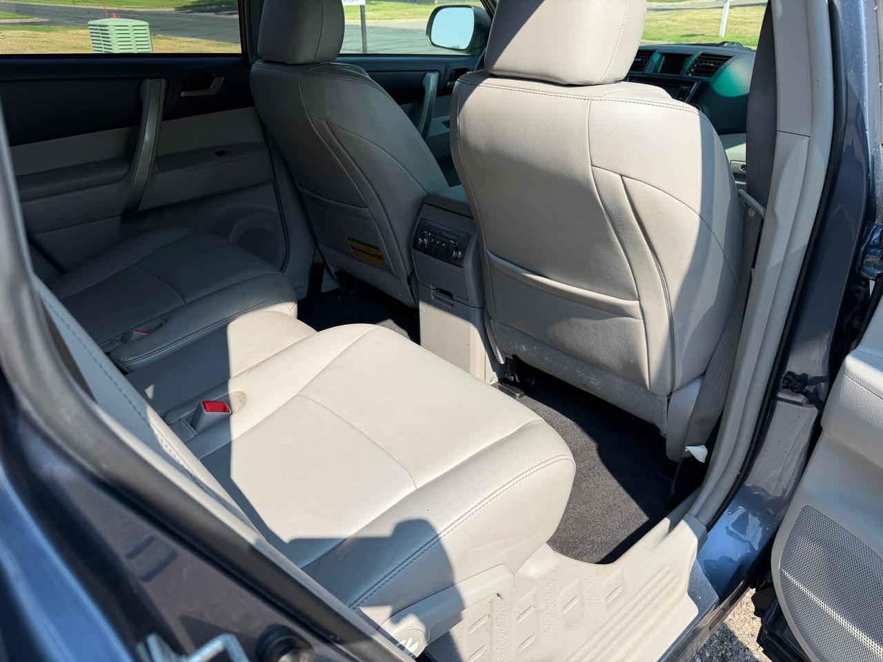Toyota Highlander Base 4WD 2013