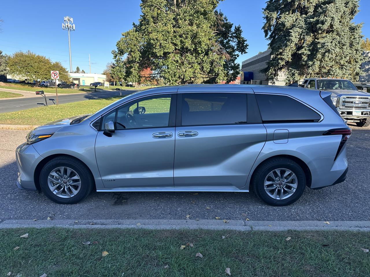 Toyota Sienna XLE 7-Passenger AWD 2021