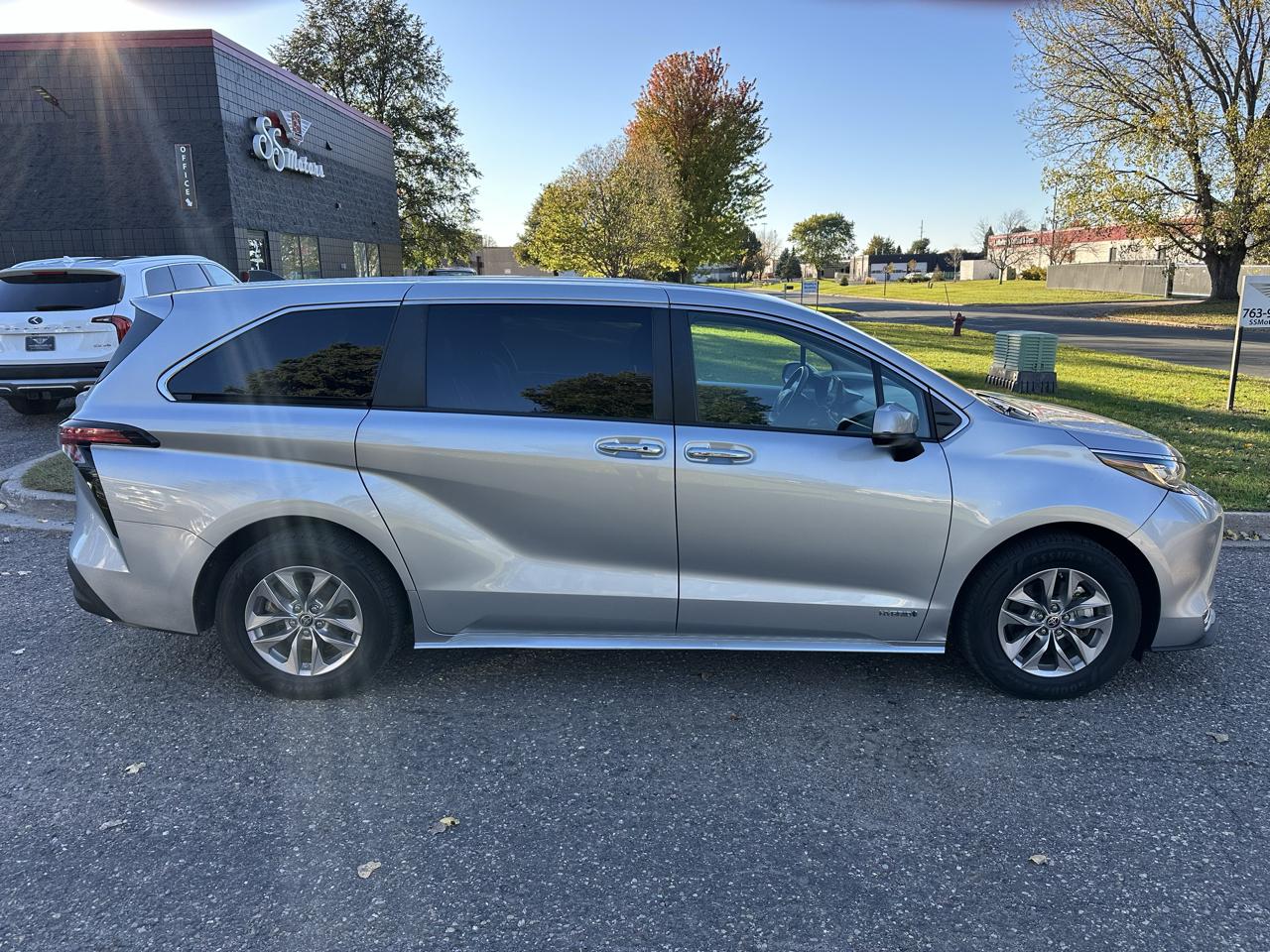 Toyota Sienna XLE 7-Passenger AWD 2021