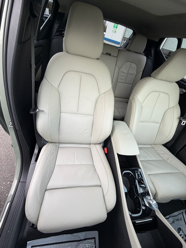 Volvo XC40 B5 AWD Plus Bright Theme 2023