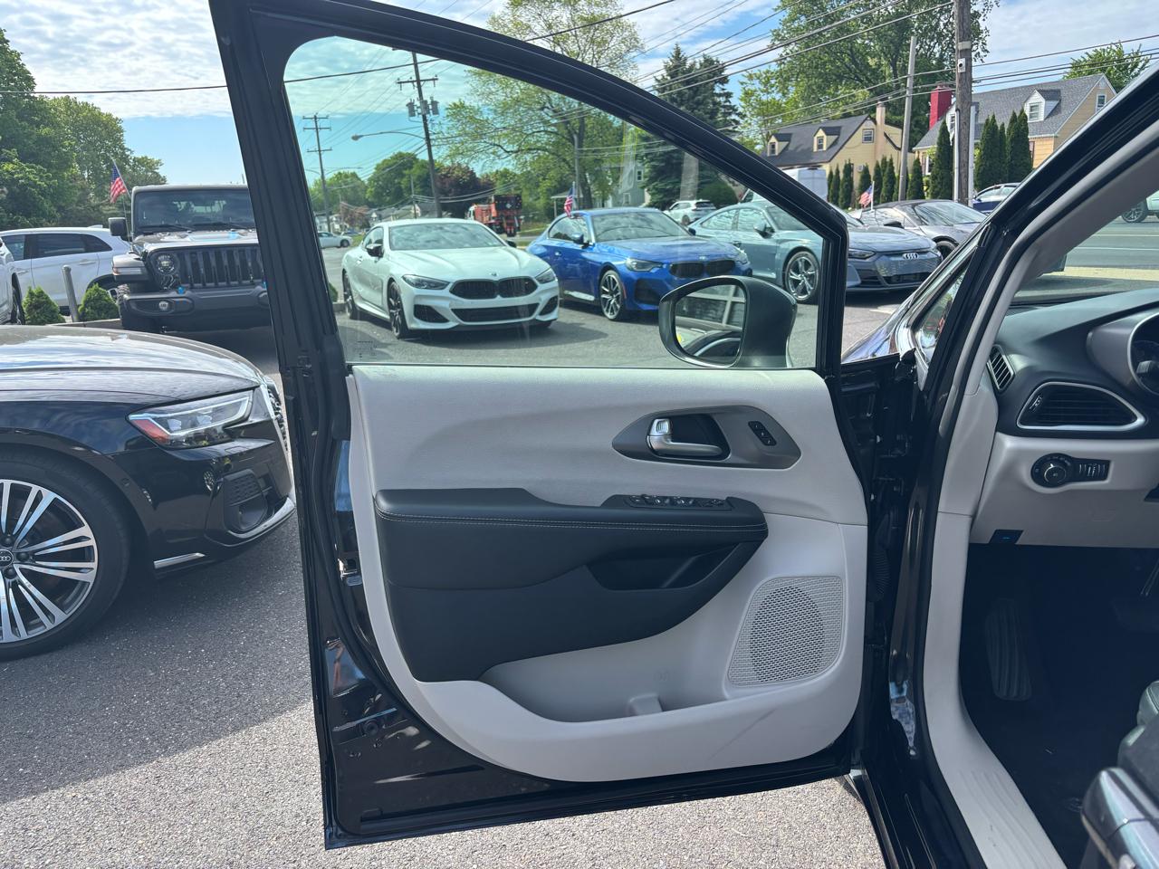 Chrysler Pacifica Touring L FWD 2023