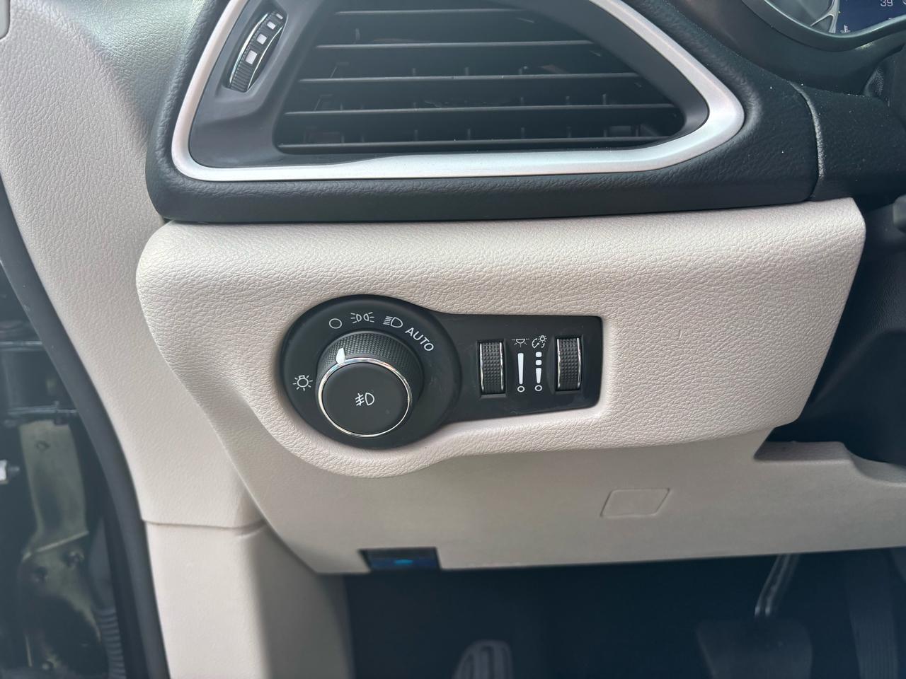Chrysler Pacifica Touring L FWD 2023