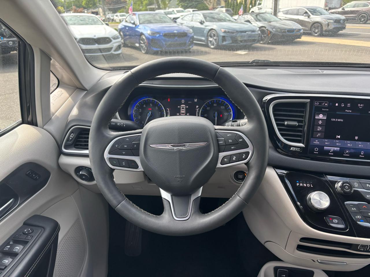 Chrysler Pacifica Touring L FWD 2023