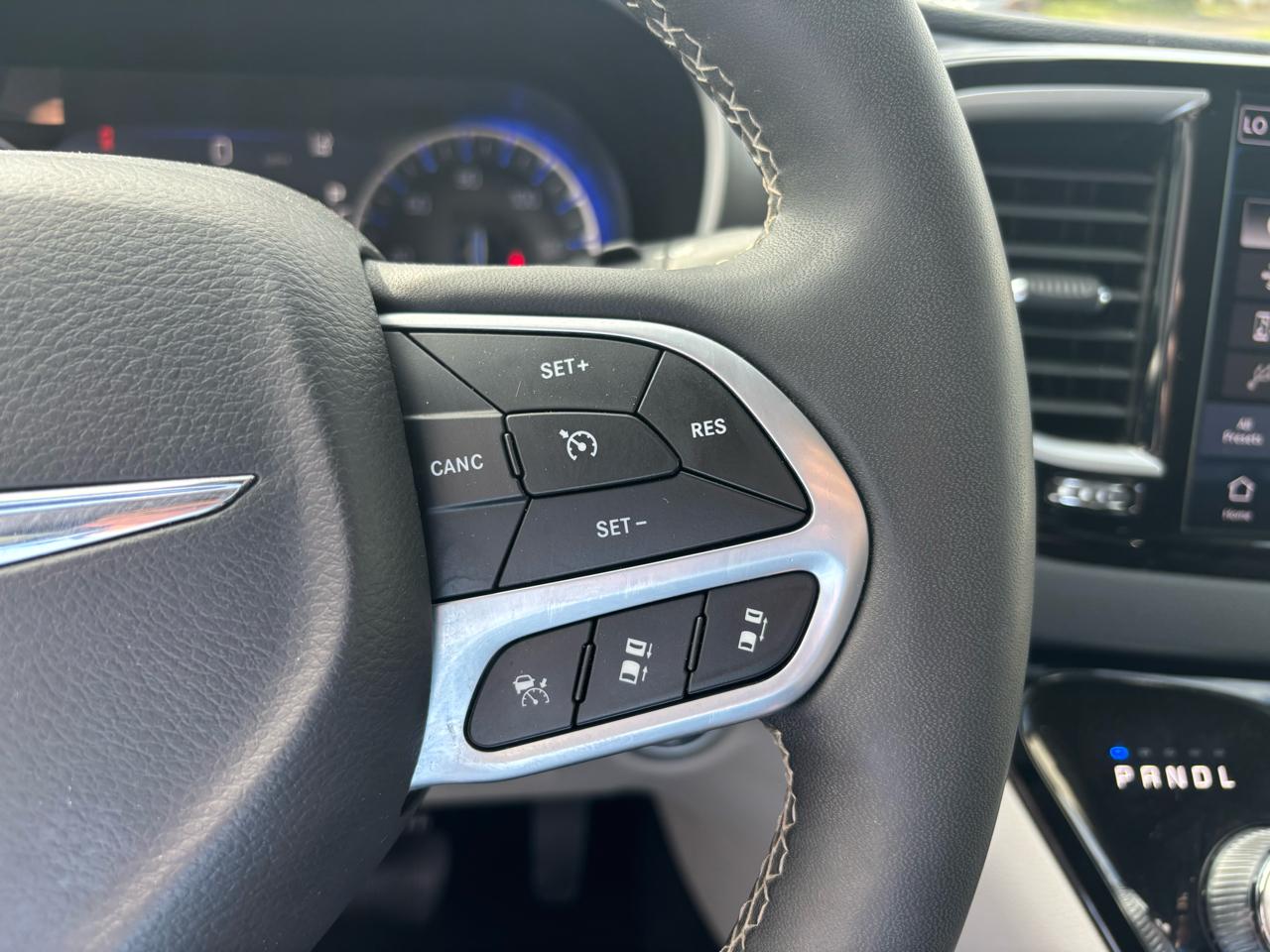 Chrysler Pacifica Touring L FWD 2023