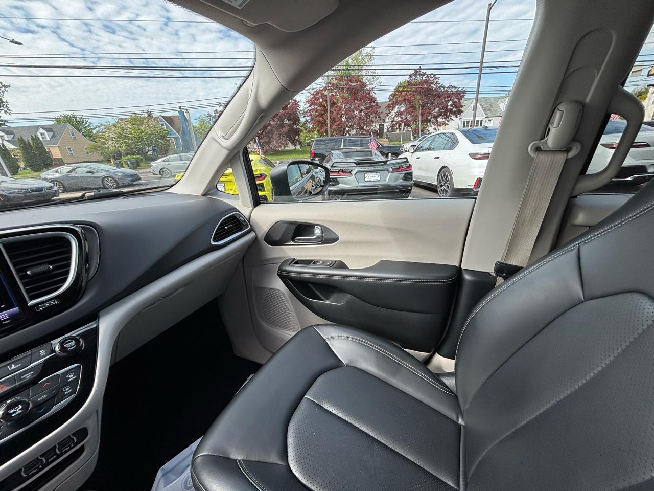Chrysler Pacifica Touring L FWD 2023