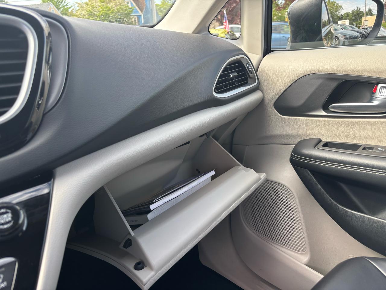 Chrysler Pacifica Touring L FWD 2023