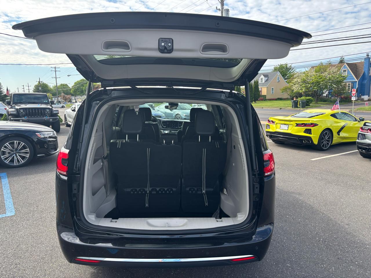 Chrysler Pacifica Touring L FWD 2023
