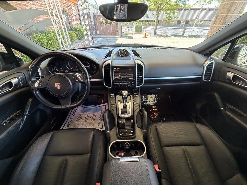Porsche Cayenne  2012
