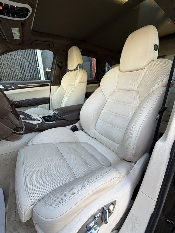 Porsche Cayenne  2012