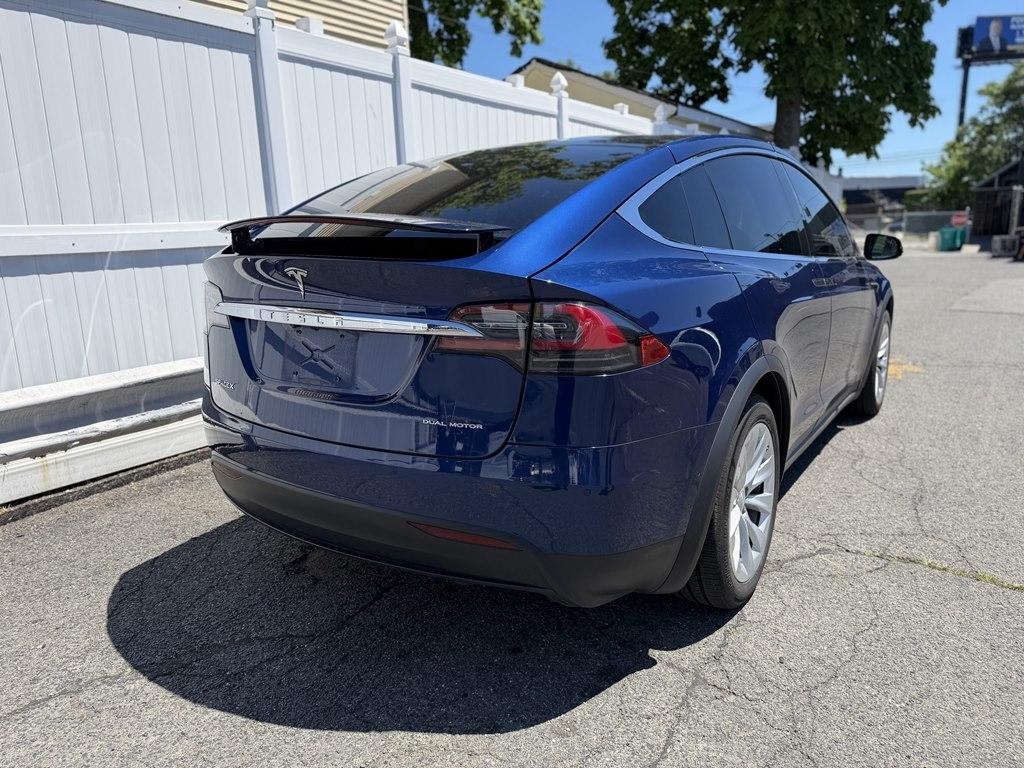 Tesla Model X  2021