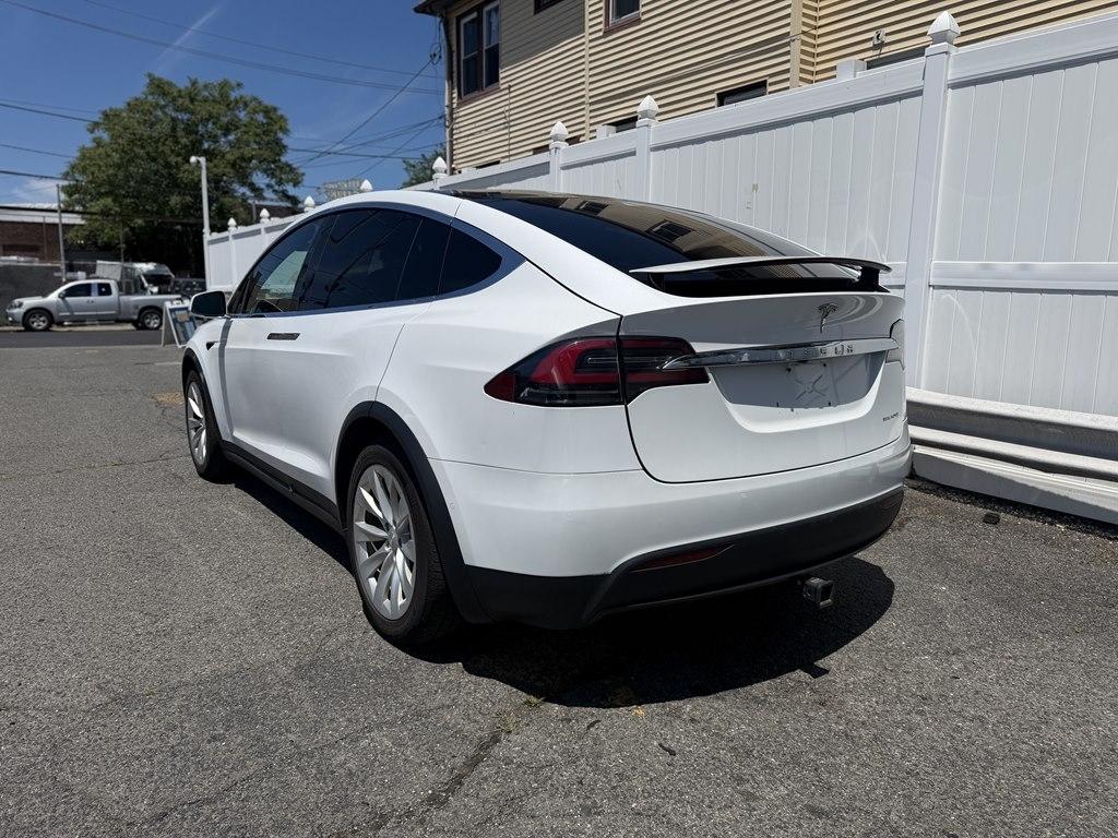 Tesla Model X  2021