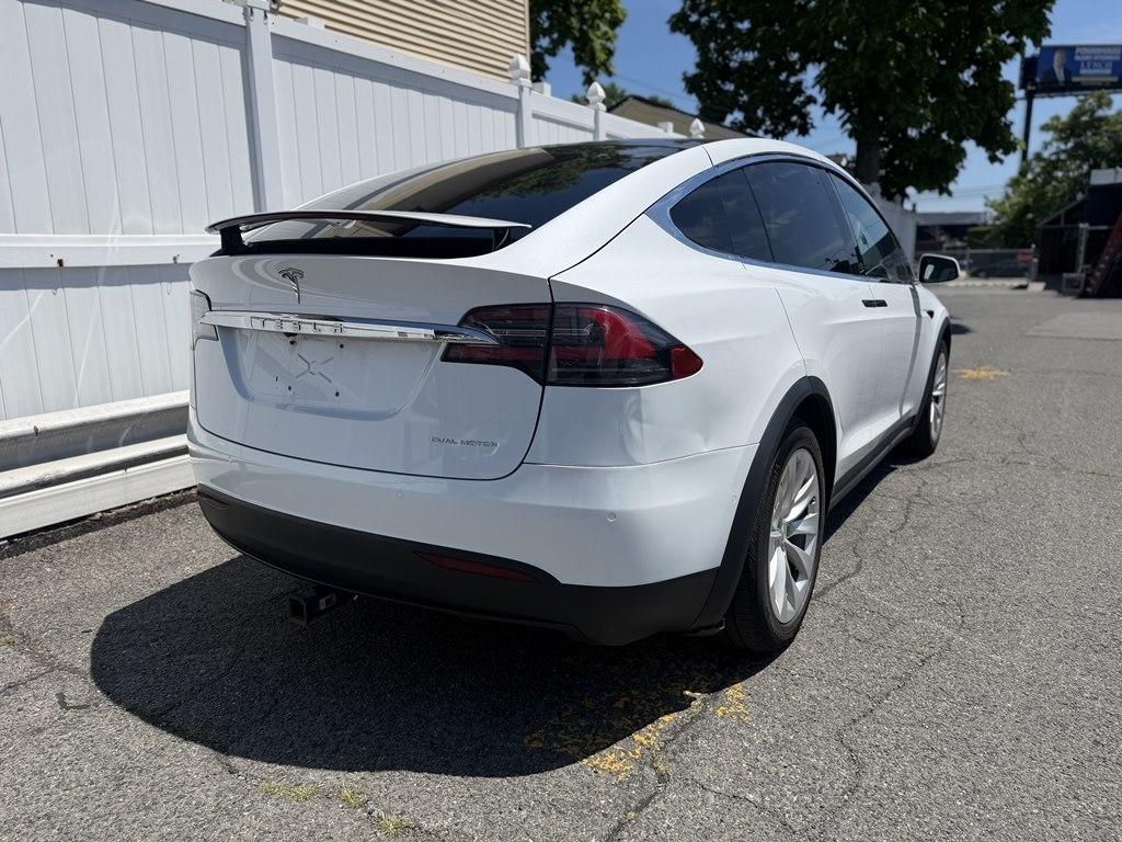 Tesla Model X  2021