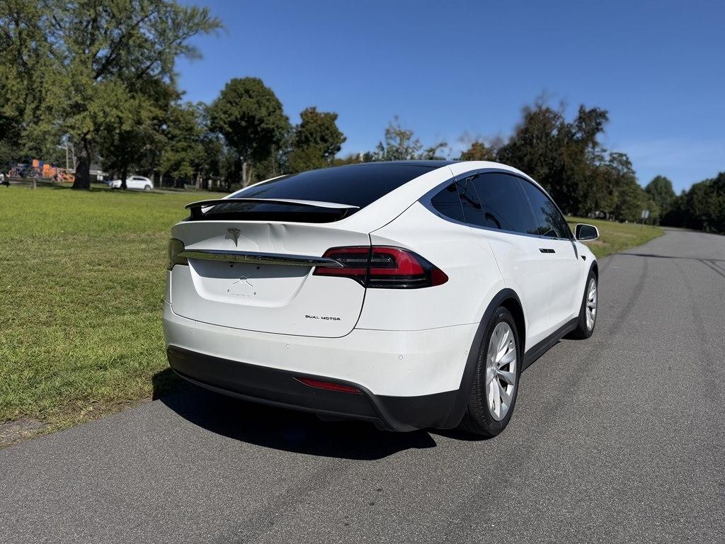 Tesla Model X  2021