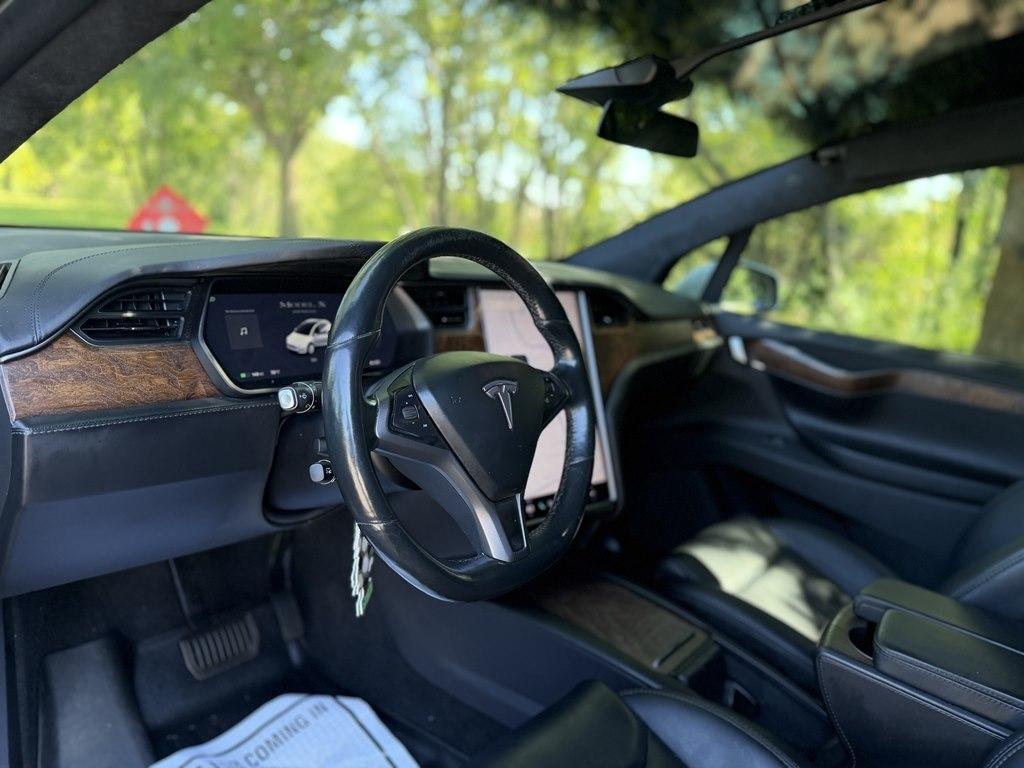 Tesla Model X  2021