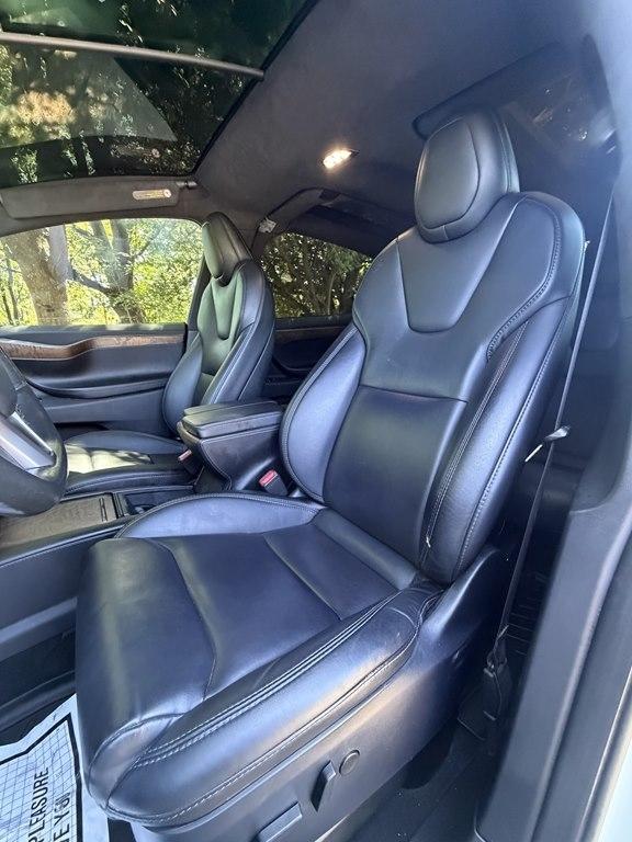 Tesla Model X  2021