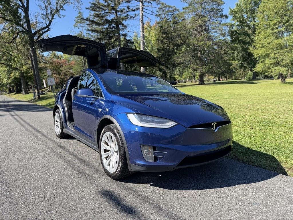 Tesla Model X photo 3