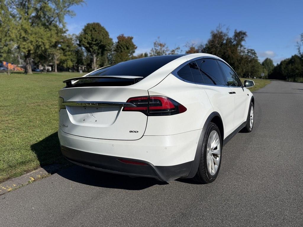 Tesla Model X photo 7