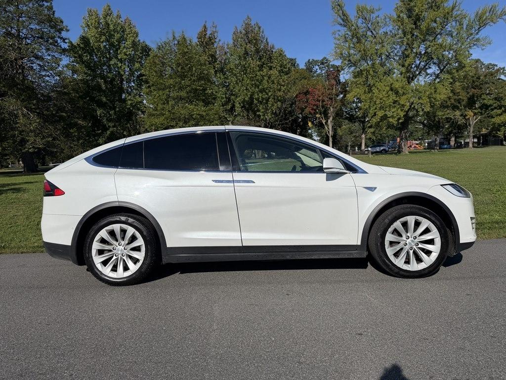 Tesla Model X photo 8