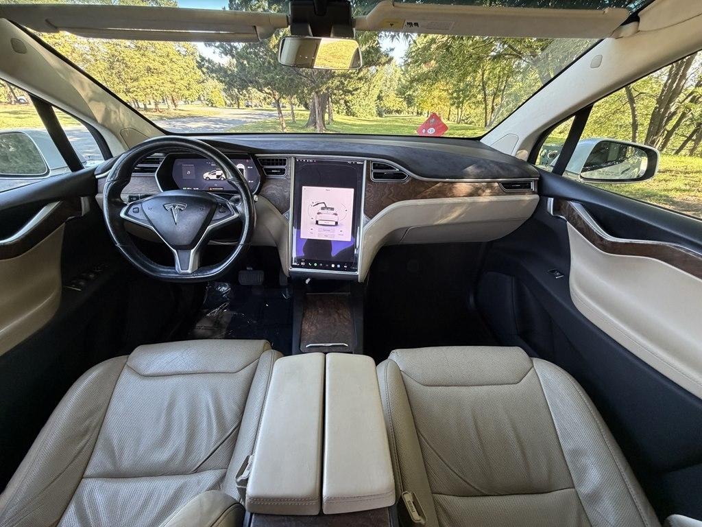 Tesla Model X photo 9