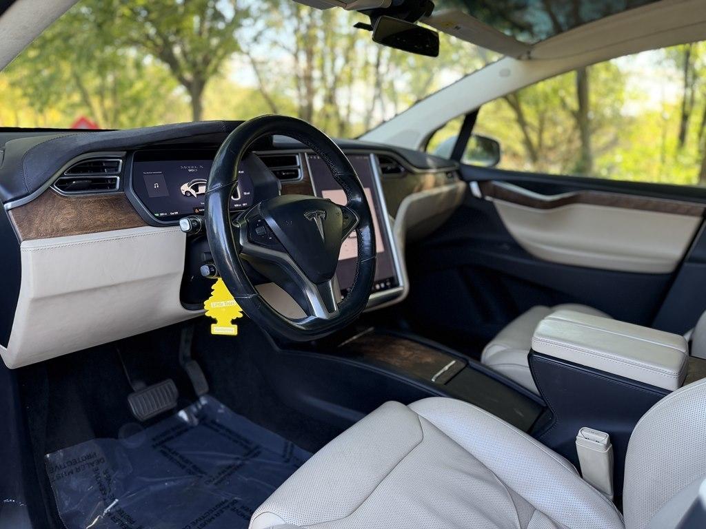 Tesla Model X photo 10