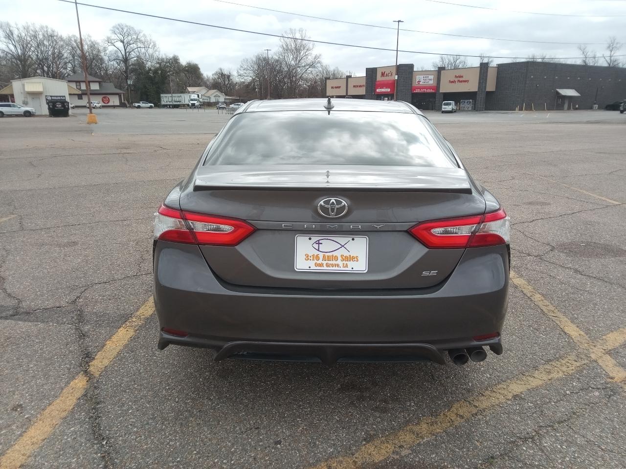 Toyota Camry SE 2020