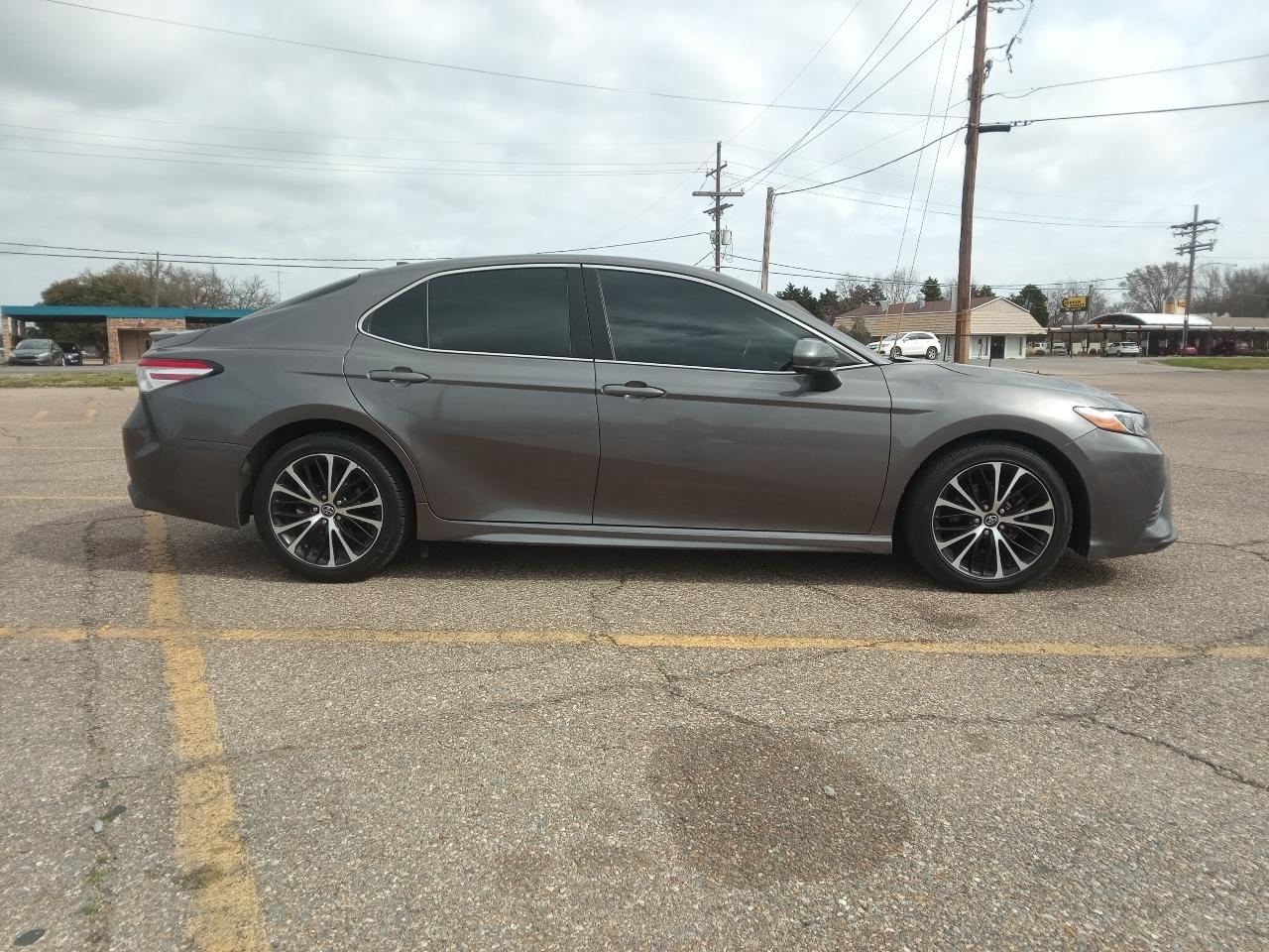 Toyota Camry SE 2020