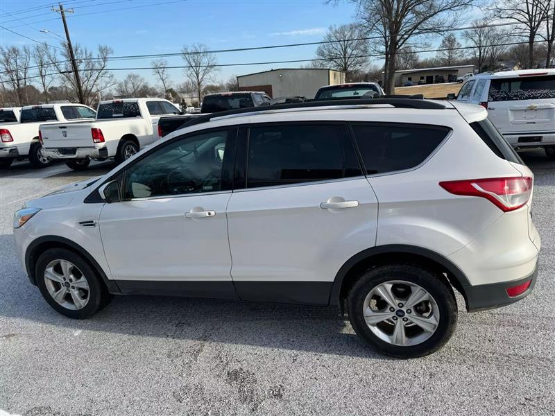 2016 Ford Escape SE Sport photo 2