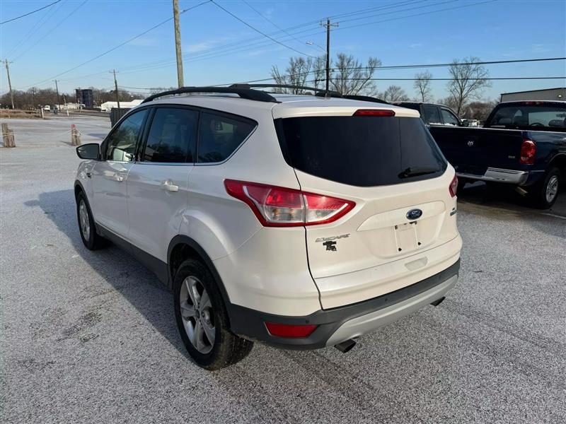 2016 Ford Escape SE Sport photo 3