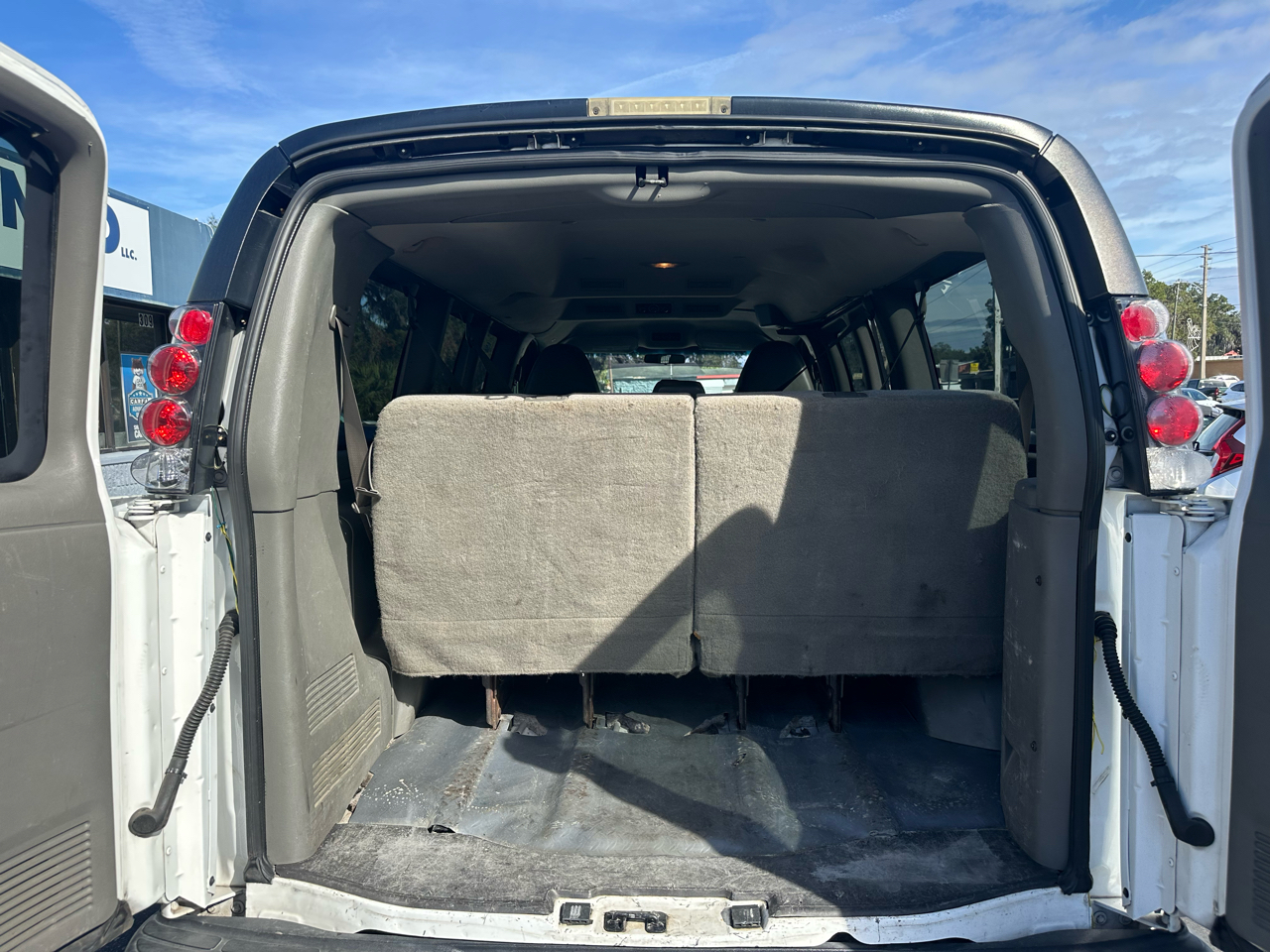 Chevrolet Express Passenger 3500 135" WB RWD 2011