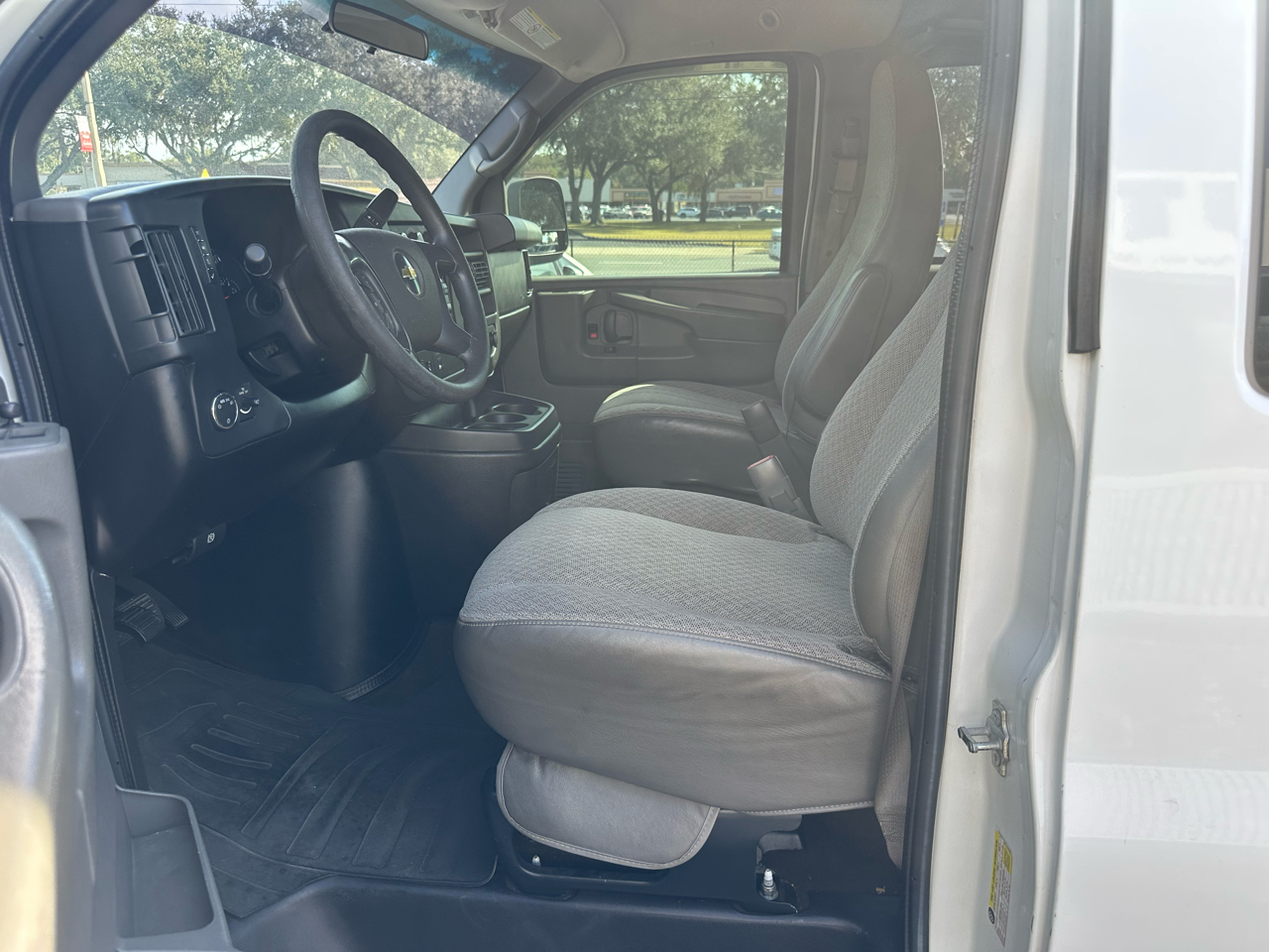 Chevrolet Express Passenger 3500 135" WB RWD 2011