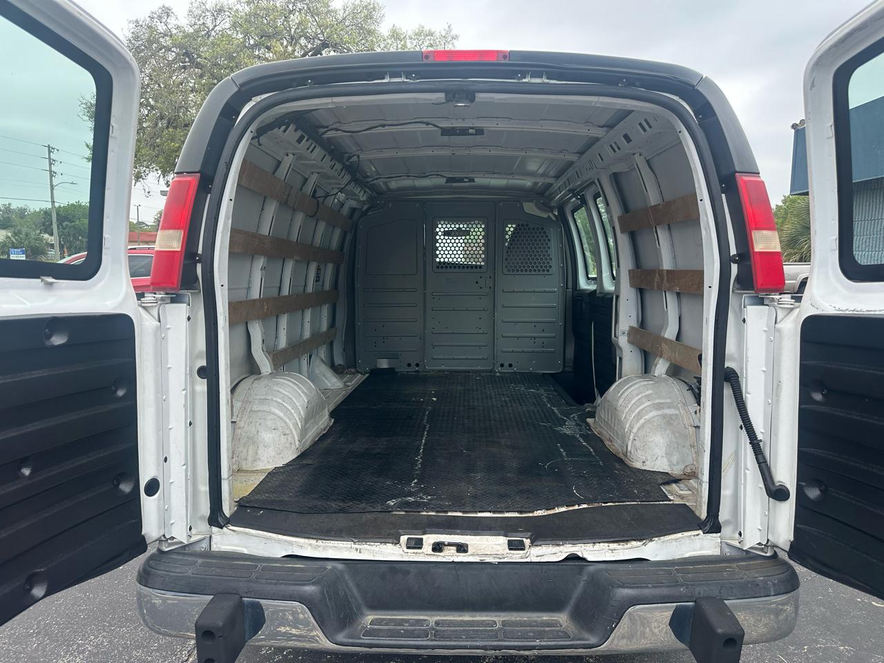 GMC Savana Cargo Van RWD 2500 135" 2015