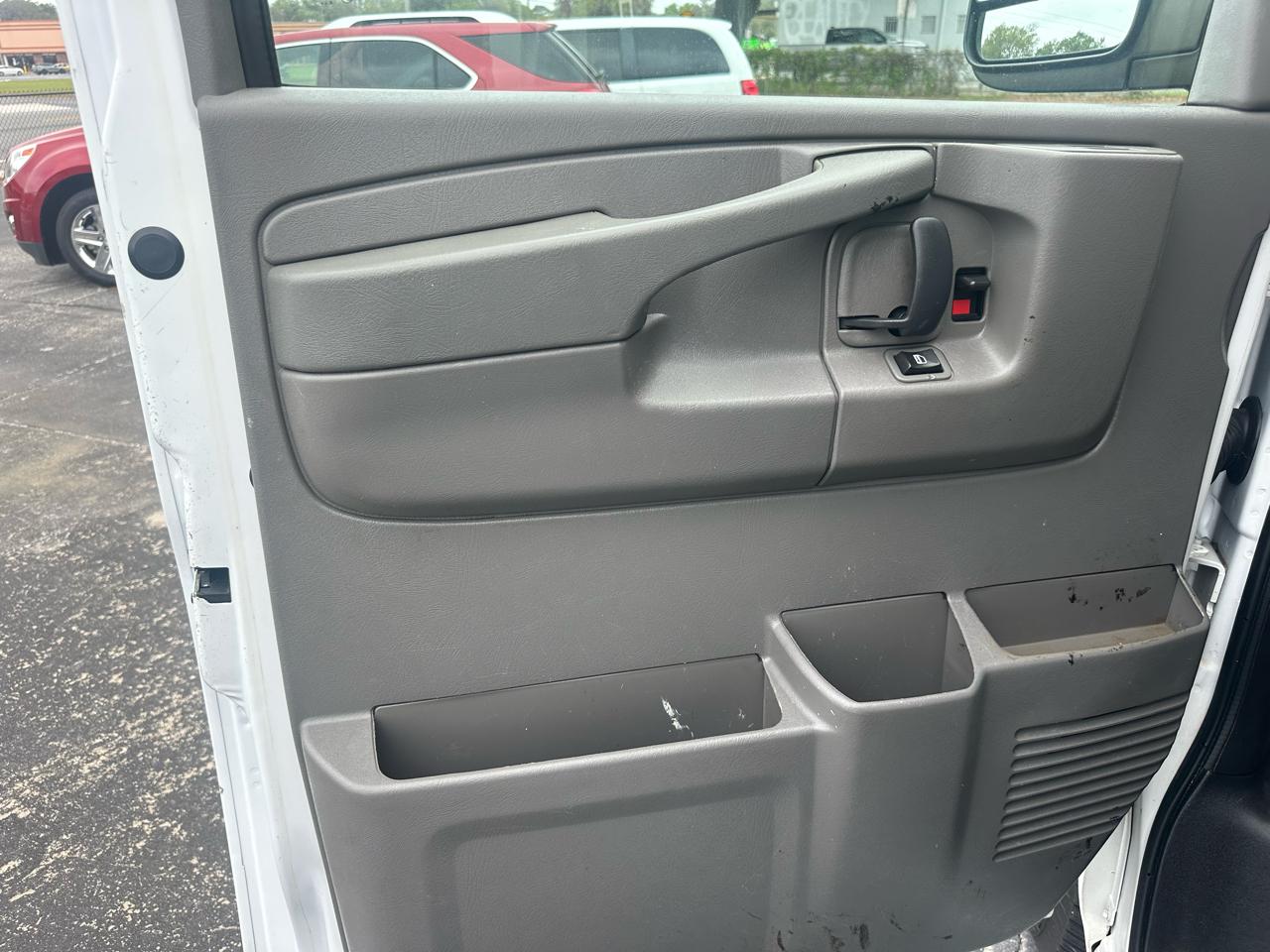 GMC Savana Cargo Van RWD 2500 135" 2015