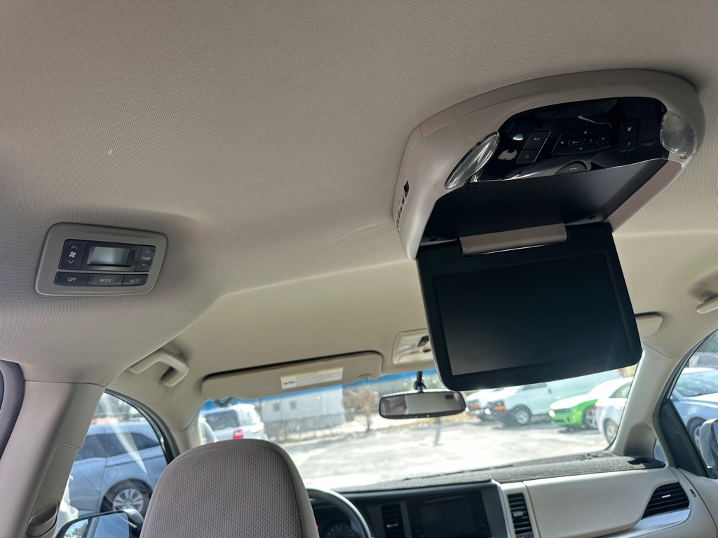 Toyota Sienna 5dr 8-Pass Van V6 LE FWD (Natl) 2015