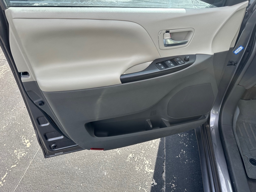 Toyota Sienna 5dr 8-Pass Van V6 LE FWD (Natl) 2015