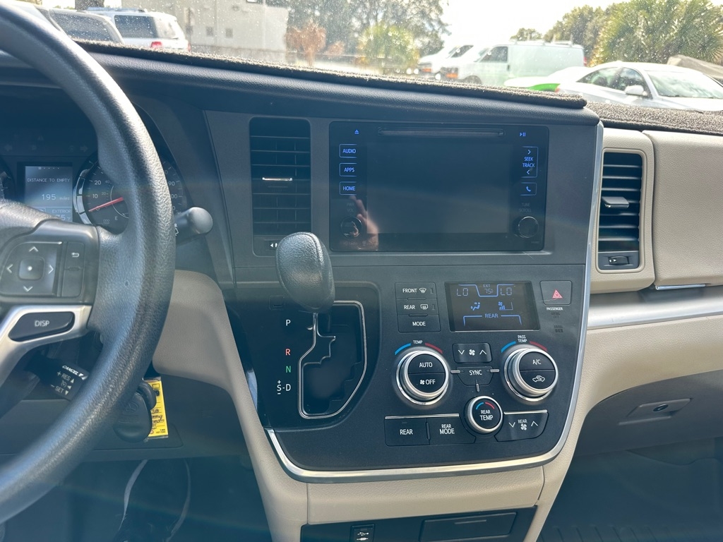 Toyota Sienna 5dr 8-Pass Van V6 LE FWD (Natl) 2015