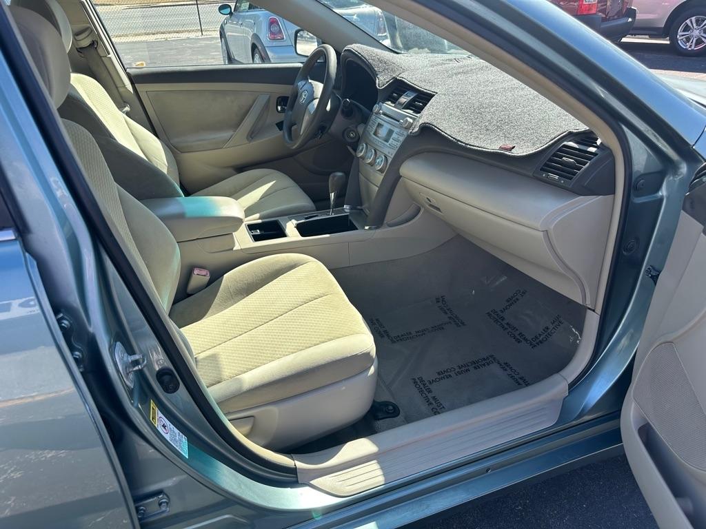 Toyota Camry 4dr Sdn I4 Auto LE (Natl) 2009