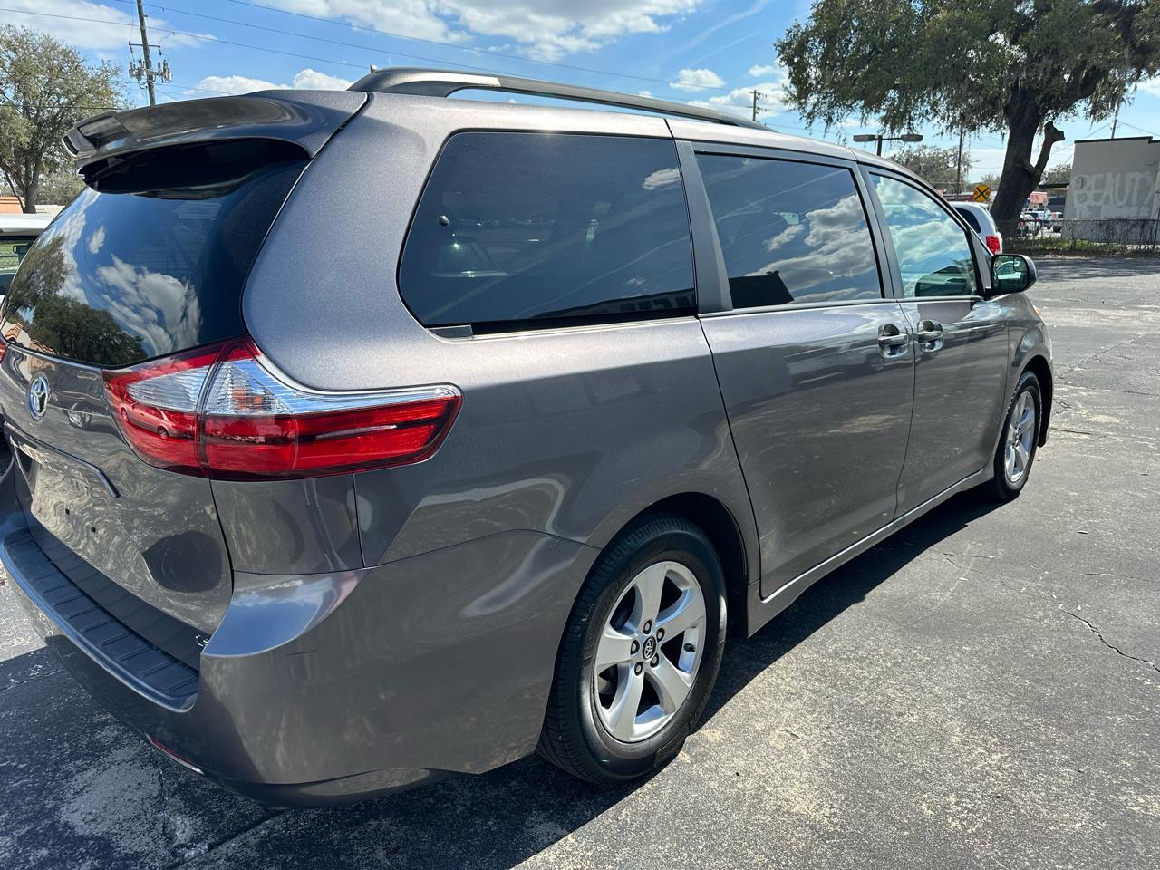 Toyota Sienna LE 8-Passenger Seating 2018