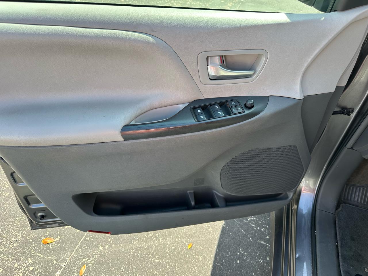 Toyota Sienna LE 8-Passenger Seating 2018