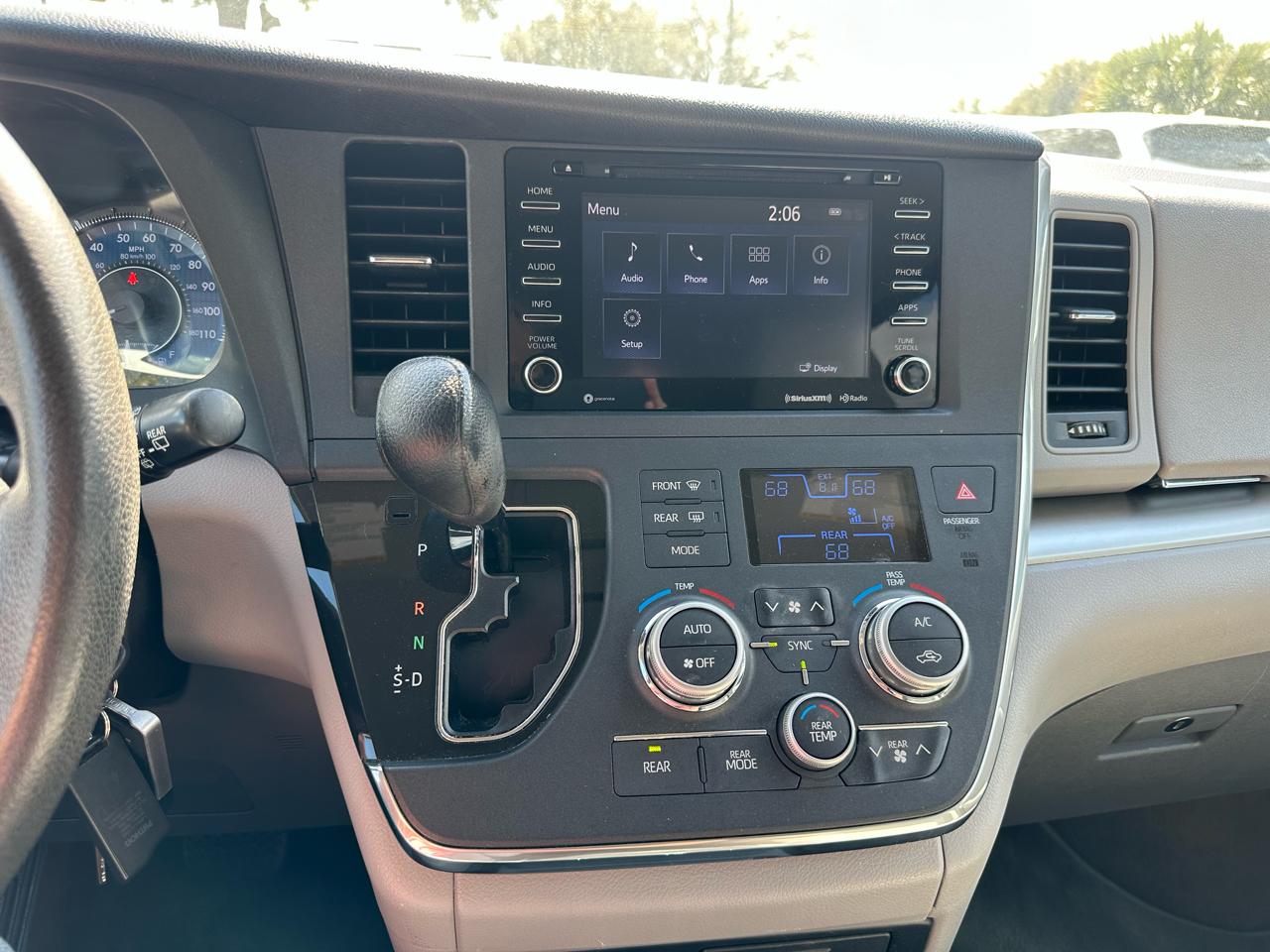 Toyota Sienna LE 8-Passenger Seating 2018