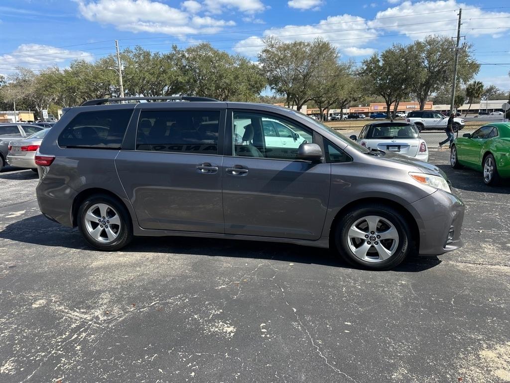 Toyota Sienna LE 8-Passenger Seating 2018