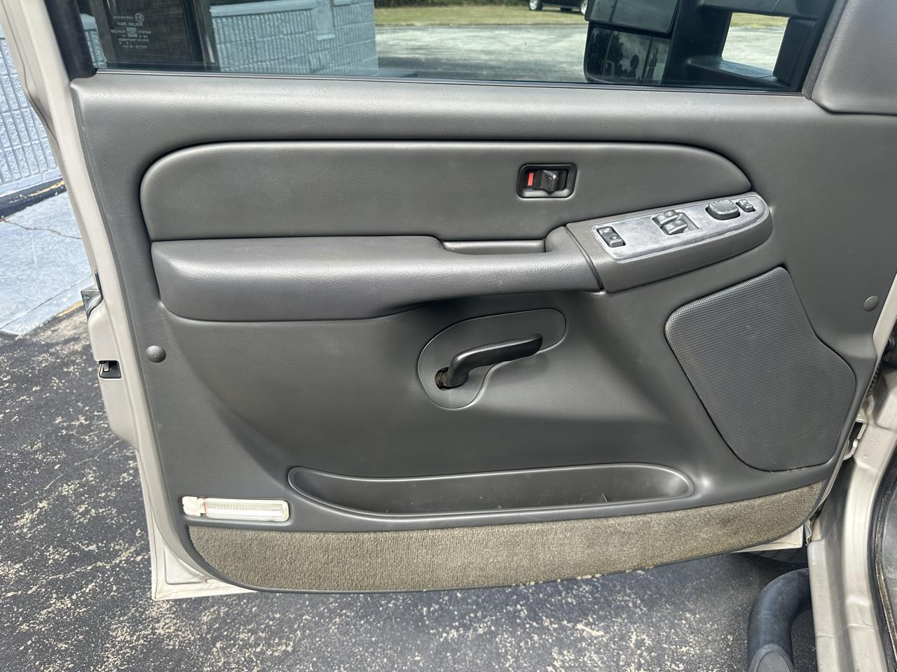 Chevrolet Silverado 2500HD Ext Cab 143.5" WB 4WD LS 2004