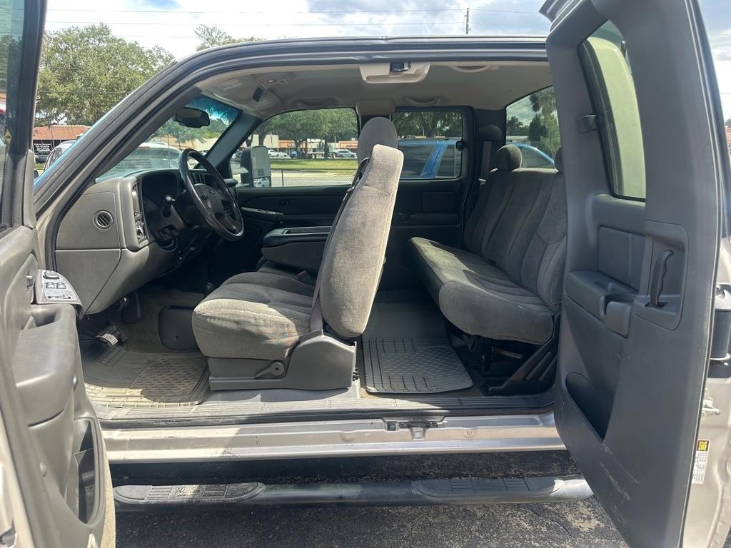 Chevrolet Silverado 2500HD Ext Cab 143.5" WB 4WD LS 2004