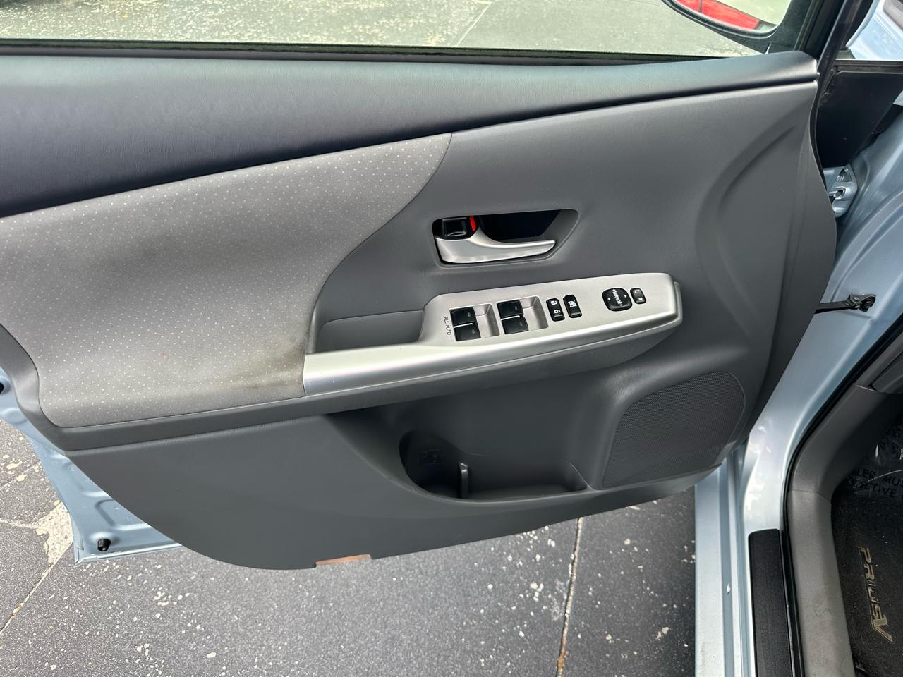 Toyota Prius V 5dr Wgn Two (Natl) 2012