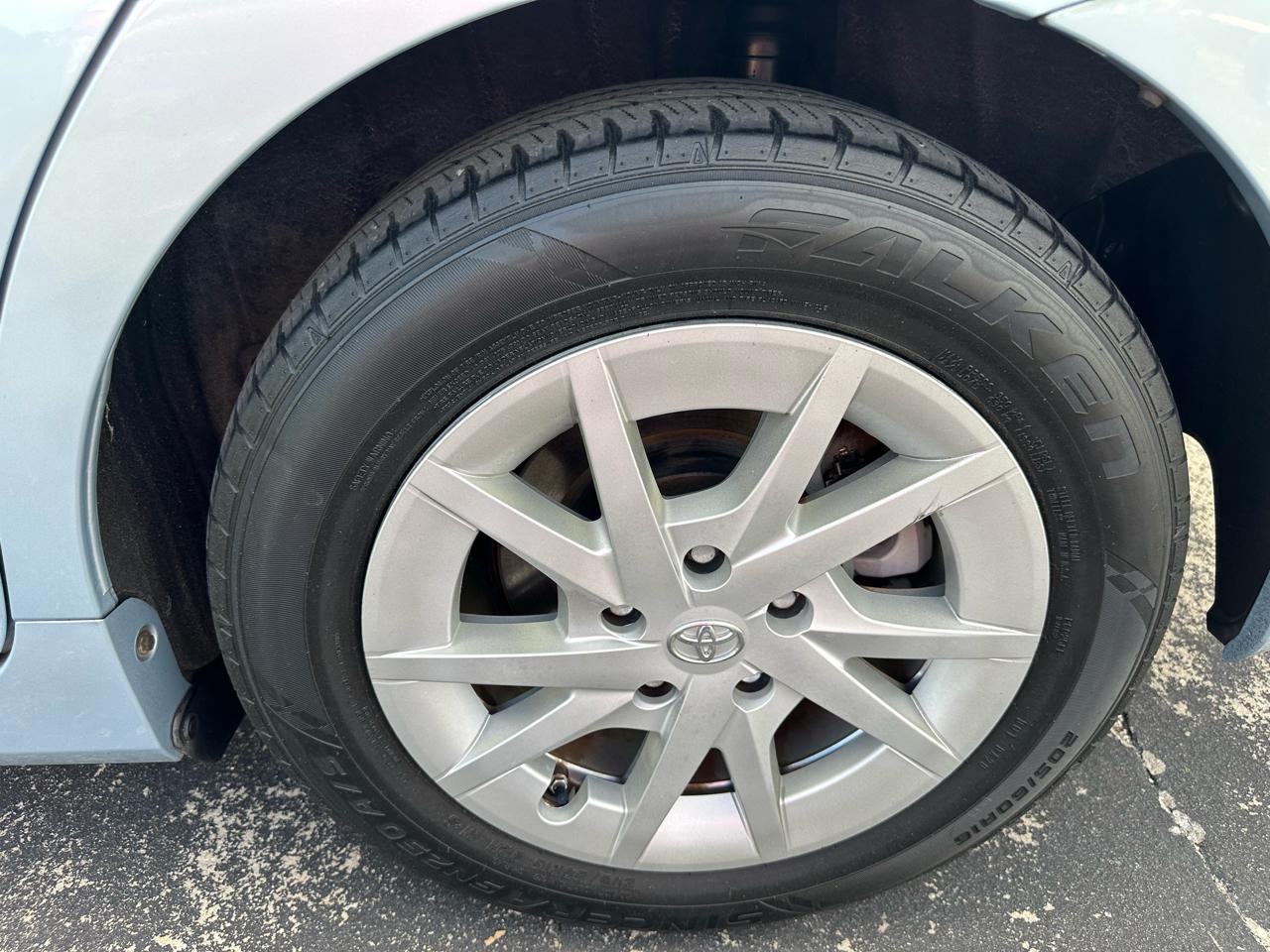 Toyota Prius V 5dr Wgn Two (Natl) 2012