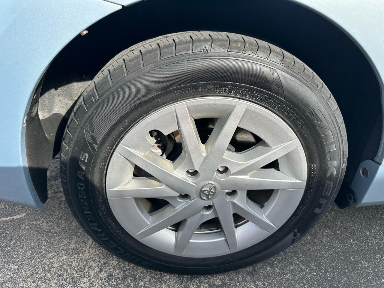 Toyota Prius V 5dr Wgn Two (Natl) 2012