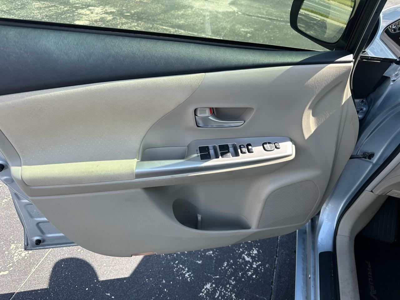 Toyota Prius V 5dr Wgn Two (Natl) 2013