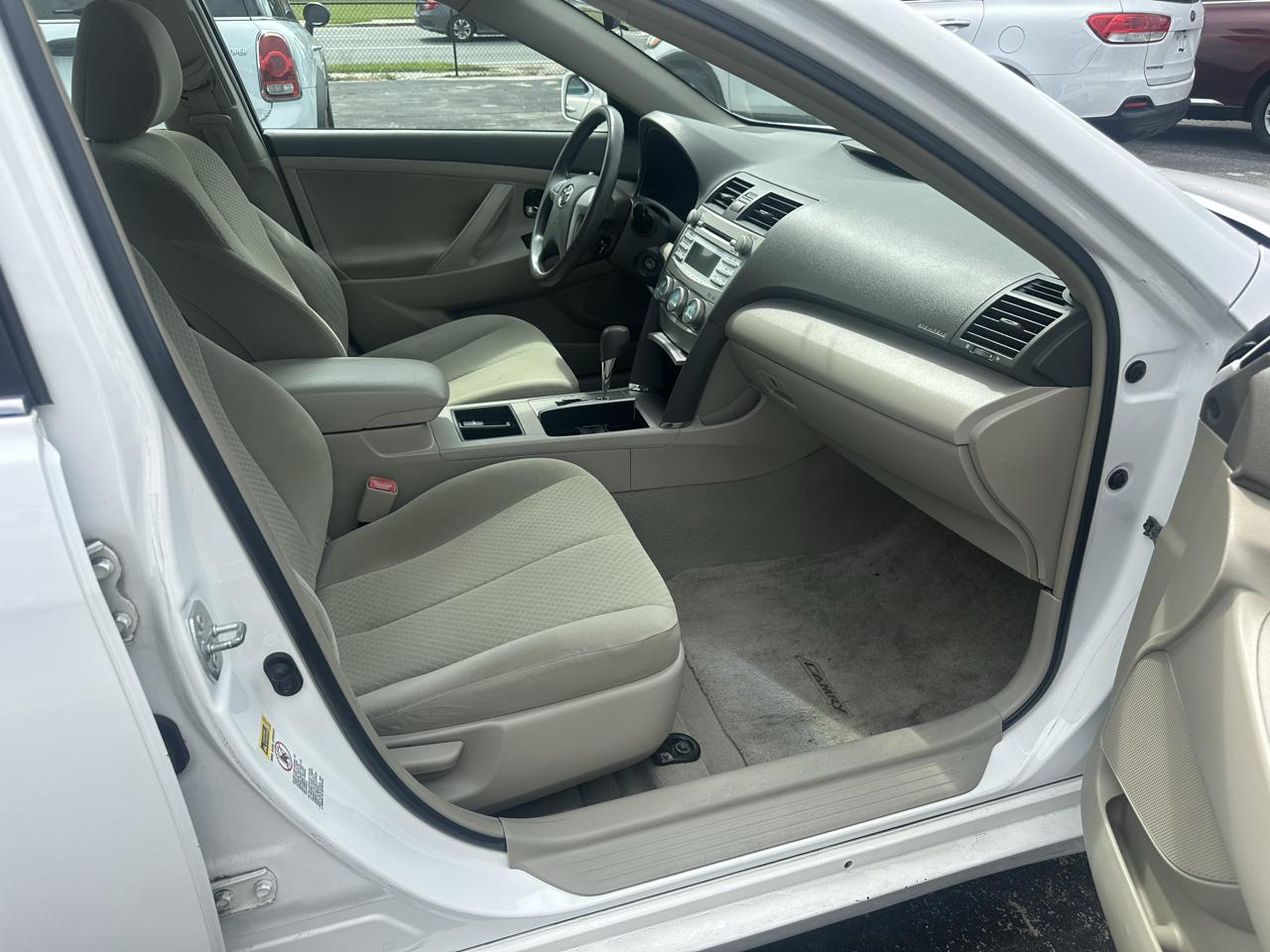 Toyota Camry 4dr Sdn I4 Auto LE (Natl) 2009