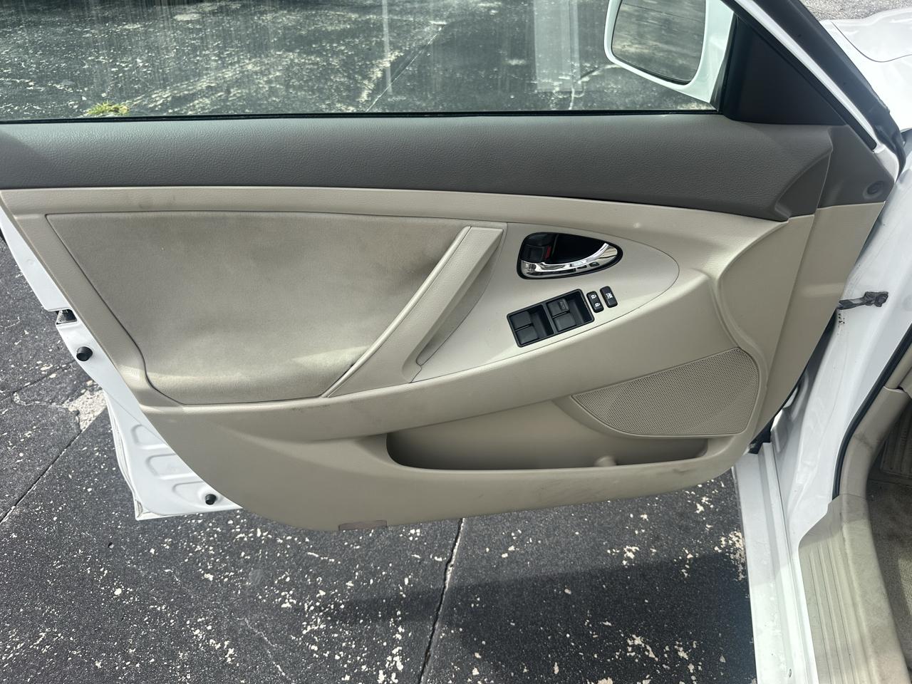 Toyota Camry 4dr Sdn I4 Auto LE (Natl) 2009